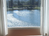 Výhľad z okna izby na jazero