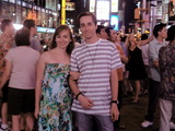 Ja so sestrou v nočnom Times Square